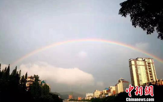 暴雨过后，四川自贡天空现美丽完整彩虹。　钟欣 摄